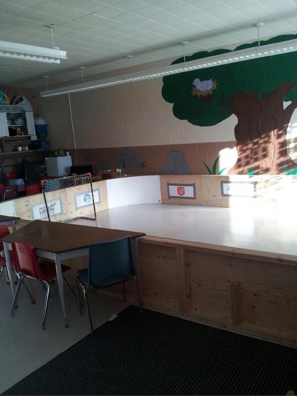 NicoleHam2's tweet photo. Indoor hockey rink for the kids 👌 http://t.co/6QyDLRsxX6