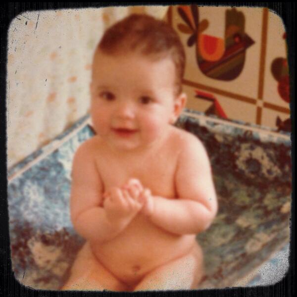 yelojaca's tweet photo. "@LAAZCARATE: Recuerdo de mi desnudo artístico. Instagram:LAAZCARATEOFICIAL http://t.co/Jj32VoJMBm" divina. Todos tenemos una igual  jajaja