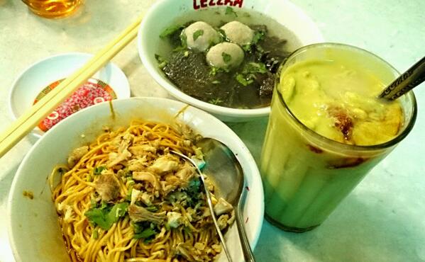 Kuliner_Bandung's tweet photo. Yamin + Es Alpuket Baso Linggarjati, di Jl.Balong gede, harga 35rb/porsi  http://t.co/Xh4AGRcNBd