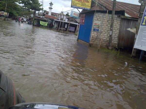 YVCI_Z's tweet photo. Waterboom RT "@SamarindaUpdate: #Samarinda @AmyFatmy: 12.42 Banjir msih terasa di daerah gelatik menuju kampus Unmul http://t.co/NKlX2n6i7k"