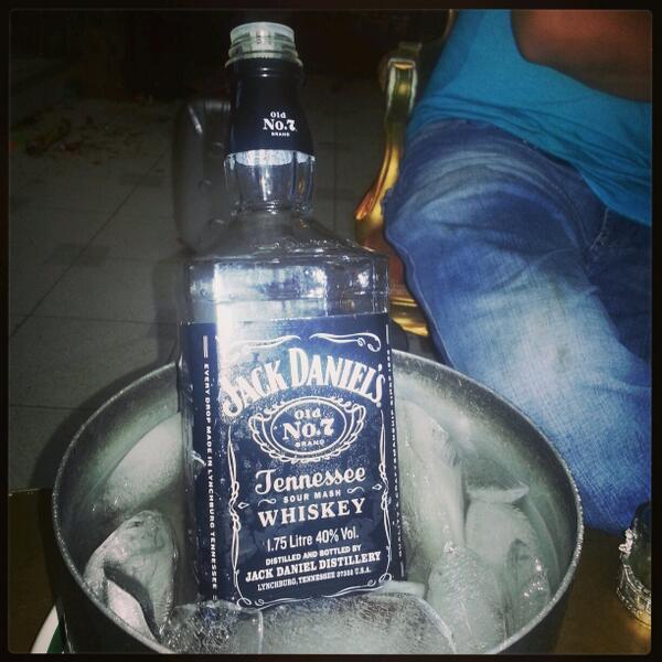 PameJasa's tweet photo. Bebiendo @AvilesGi @karenxitaap @AlexanderPallo @pepa2813 @davidpalaciosv #Diego #kari http://t.co/qj4fPaVD92