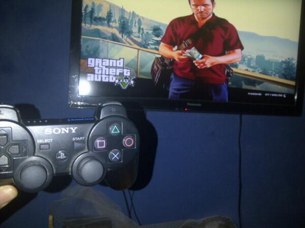 shamelabdul's tweet photo. a birria #Ps3 is http://t.co/nmiS1XliCH