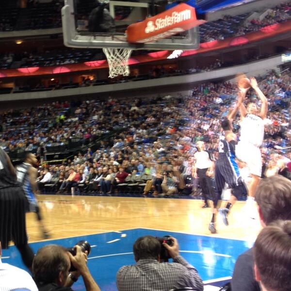 HollyKay2141's tweet image. Check out this amazing pic I took of @swish41. #randomlight Cassia said he's my angel. 😉💙🏀😱🇩🇪👱👍4⃣1⃣