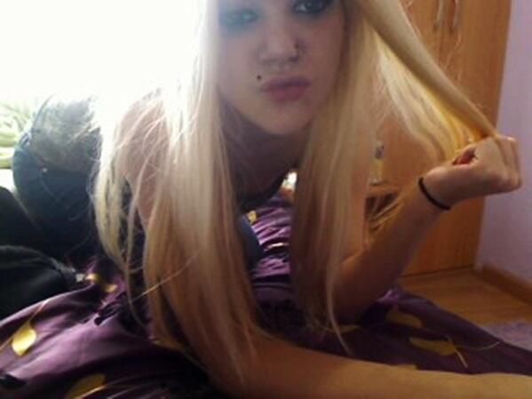 Conectada en mi webcam... http://t.co/hFpIGjbkjF http://t.co/pgcsAR4q9J