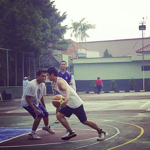 BenzAdiAkbar's tweet photo. @TembalangBITE @hendorooooo @aries_rap @benzadiakbar @erhashz @parlin38 @ronnygusnadi http://t.co/8G2Ca8HAhw