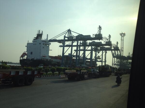 RLPcreative's tweet image. B Safe 7 days “@PreyingMantis02: Amazing Port tour in Ho Chi Minh City.
They can work 7 ships at a time. #SternGST http://t.co/DG7QZFej4l”