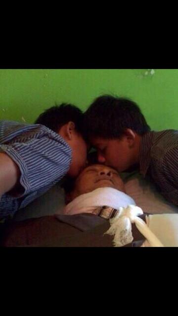 Bang_parman's tweet photo. Tolooonggggg panasssssss....... Jgn siksa aku di kuburan....... (",) http://t.co/jkM3mWuCvO