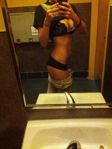 Cute Lisa Selfshots tweet media