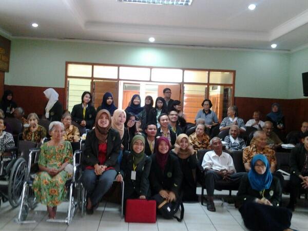 Nefron_2013's tweet photo. Bakti sosial di Panti Jompo @Neuron_2010 #NEURONEPHRIC http://t.co/SgpoKYRdqs