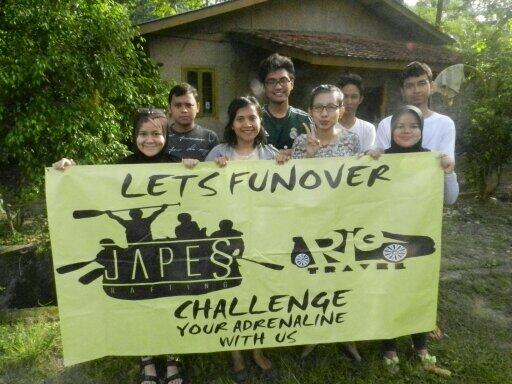 japesrafting's tweet photo. Narsis dulu sebelum berangkat ke lokasi sungai saguling. http://t.co/U0QNBKNGTX