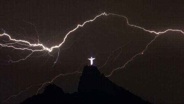 rtenews's tweet photo. Image of the Day - Lightning Strike http://t.co/wl4LqxxMdi http://t.co/RZZFHtTV4D