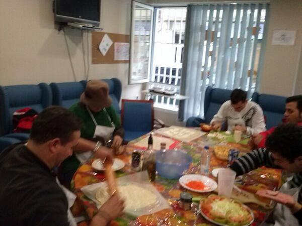 AsociacionVivir's tweet photo. Ya estamos amasando y preparando el menu del dia! pizza, empanada, ensalada y tarta! Estan ya echos unos chef! http://t.co/ftR9Cn8o9x
