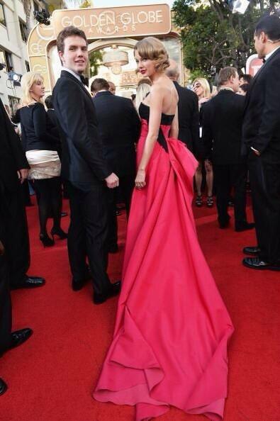 TSUpdatesSP's tweet photo. Taylor en los globos de oro (7) http://t.co/62jKsmYeDn