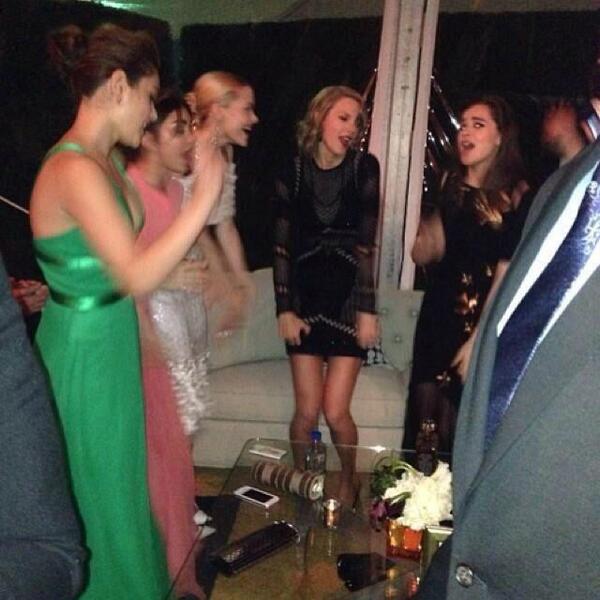 TSUpdatesSP's tweet photo. Taylor en la after party de los globos de oro (6) http://t.co/oufl2n2p3k