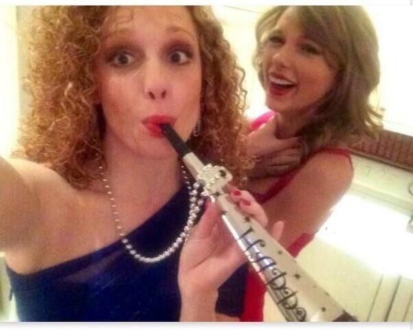 TSUpdatesSP's tweet photo. #NUEVO: Tayor con Abigail en año nuevo. http://t.co/JiX03RihT2