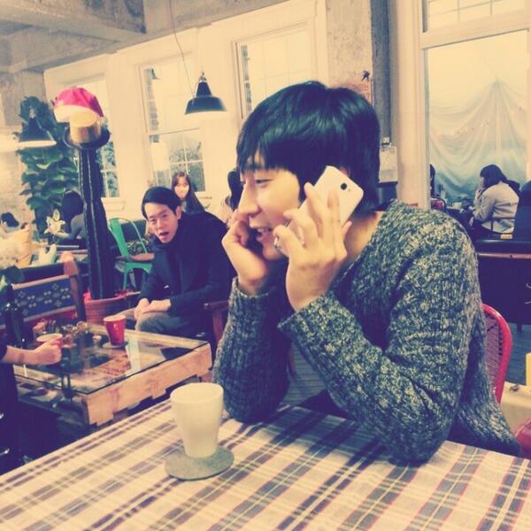 yangbae81's tweet photo. 수줍이~
하지만 뒷녀석이 ㅋㅋ http://t.co/HpFJI0vMbt