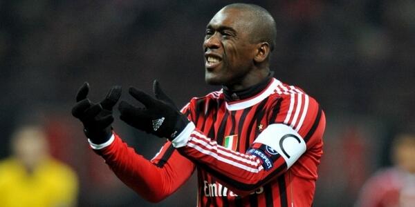 FCVideoNED's tweet photo. Clarence Seedorf bevestigd: "Na 22 jaar stop ik met voetballen." 

Hoeveel retweets voor deze levende legende? http://t.co/t6o21Psuym