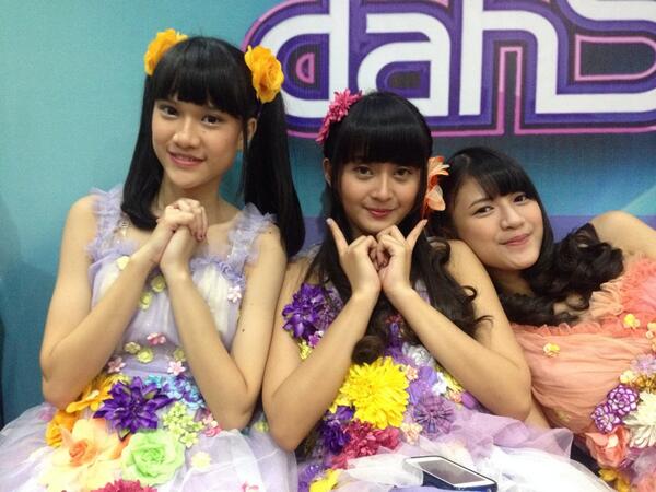 adzanirchmt's tweet photo. Viny nyaaaRT @Uty_JKT48: Oh iya foto nya ketinggalan ini sama @Nat_JKT48 @Viny_JKT48 http://t.co/qOiCdetZ0N
