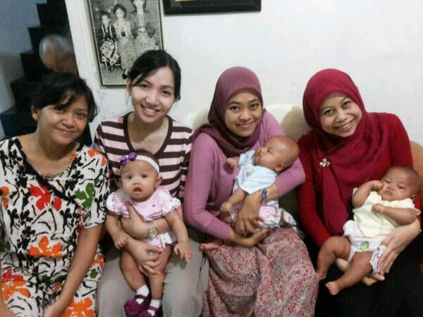 sonyaini's tweet photo. Emak2.. RT @diniyunita Posyandu bayi2 @sonyaini bumil @motymoti calon bumil @kinantisatriana ♥ ♥ http://t.co/vyW6oSP0Gs
