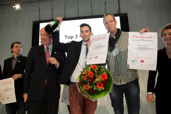 HerenDineren's tweet photo. Onze helden @Freakster23 en @olaf_vdberg van @Jachtwijnen pakken prijs: Meest Gastvrije Restaurant 2014 onder €50! http://t.co/uwgp14aGve