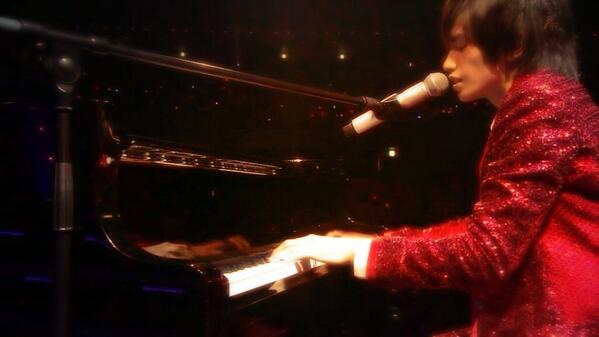 _______KnT_n_'s tweet photo. .

.

.

      __________  君の笑顔が見たいから

     RT   ≒   Follow

    俺は今日も唄うんだ  _______

.

.

. http://t.co/DAQ4vHZICZ
