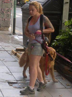 Esta débil mental "educa" a los perros a patadas por Uriburu y Las Heras, difundir.. #NoAlMaltratoAnimal