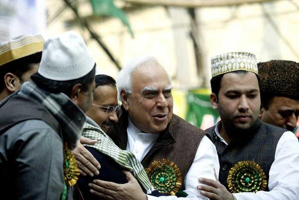 kavitavkhanna's tweet photo. Arvind Kejriwal gives Kapil Sibal a tight hug http://t.co/LfMMkrAuAB http://t.co/IUHY5bMqzb
SO CLEAR: CONGRESS KA HAATH AAM ADMI KE SAATH