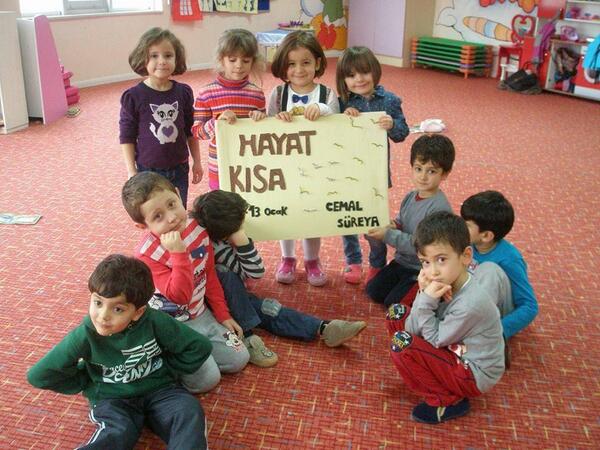 "Hayat kısa, 
Kuşlar uçuyor."    

(Cemal Süreya) #CemalSüreya