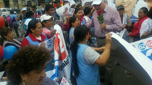 ChoIaCabrera's tweet photo. Este es el cariňo y sentir de toda la gente cuencana. Gracias a todos http://t.co/hIMQ0tep8t