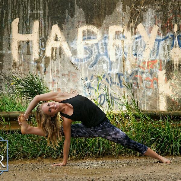 arportraits's tweet photo. Went to my yoga class this morning. Someday I'll be able to do this, right? Right? #arportraits #yoga #happy http://t.co/7jLWKJoXkZ