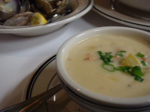 It's a good day to cozy up to a cup of chowder...And maybe a crab cake too :)
#lunchtime