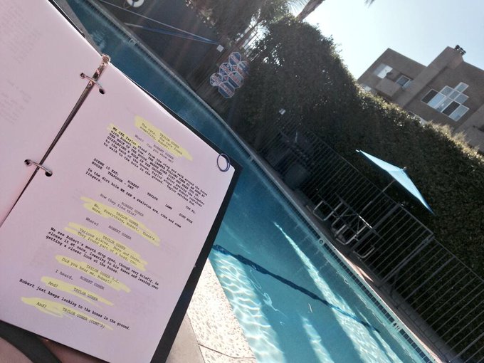 Estudiando mi gui&oacute;n en mi piscinita con un dia espectacular en Los Angeles:-) http://t.co/WL3ep9SZvj