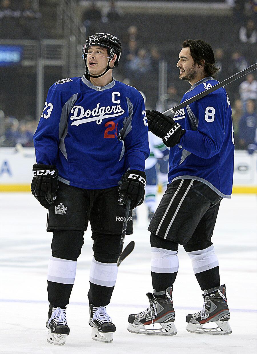 X 上的NHLPA：「PHOTO: @dewyy8, @dustinbrown23 & the @LAKings wore @Dodgers  jerseys during warm-ups Monday night. #StadiumSeries   / X