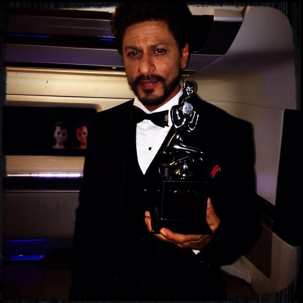 Pooja Dadlani on Twitter: "@iamsrk wins Best Actor at Life Ok Screen