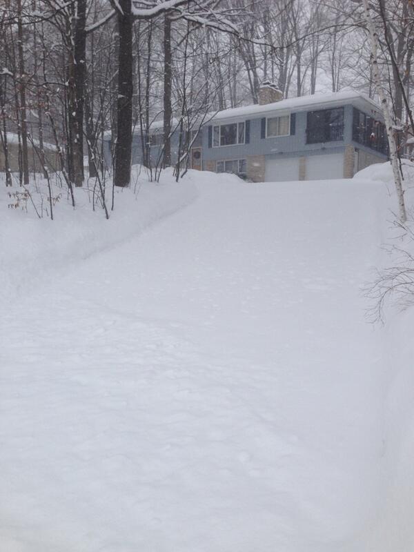RobertGPhoto's tweet photo. I already cleared the driveway once today and this is what I see at lunch! #notcomplaining #stilllovemyhouse http://t.co/0iXMWpTfMg