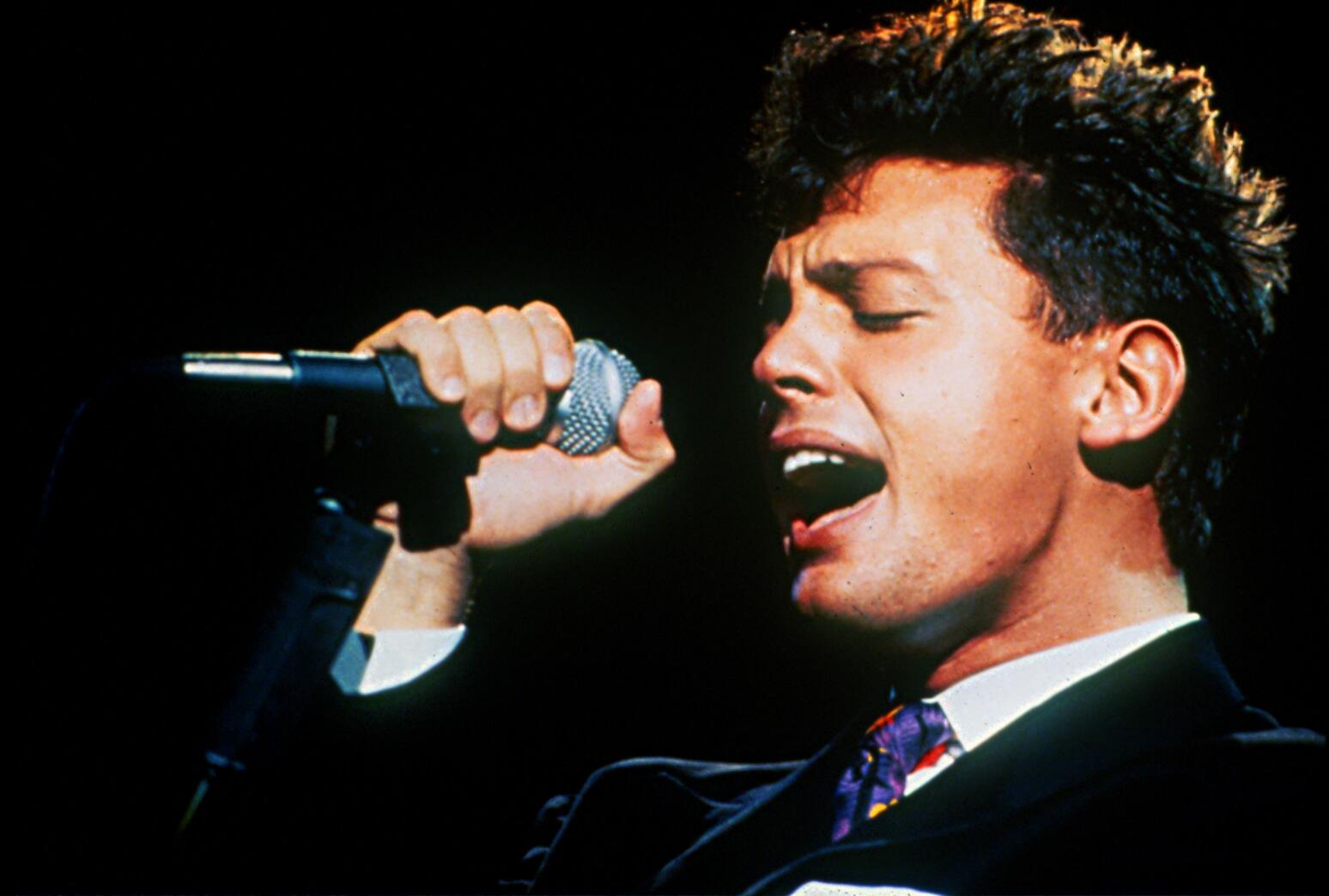 Luis Miguel on X: "#CofreDeRecuerdos, Luis Miguel en concierto, década de los 90. http://t.co/g6sFt51QBR" / X