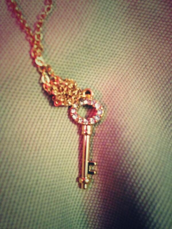 AnasWorldPx's tweet image. @CollinsKey Like my new key necklace?(: #CollinsKeyResolutions