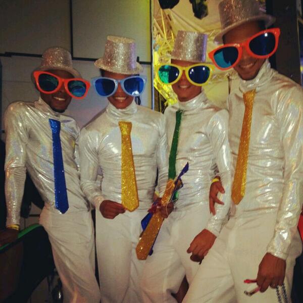 AdanAlmanzar's tweet photo. Antes de recibir el nuevo año!! @EXTRAORDINARIO5 http://t.co/TBN2jABRpA