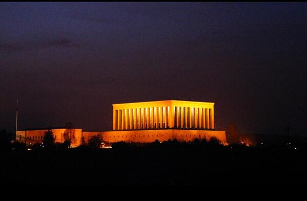 Maltepe'ye yeni yapılan Anıtkabir seyir kulesinden eşsiz bir gece manzarası... Işıklar içinde Atam...