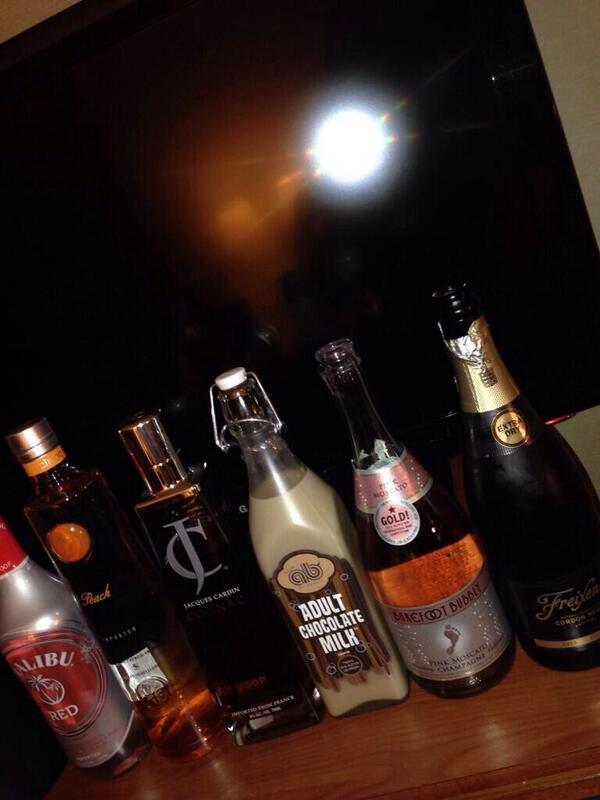 007johnn's tweet photo. Party time🎉🍻🍔 http://t.co/R5ey29P904
