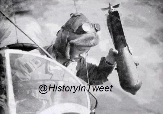 HistoryInTweet's tweet photo. هكذا كان يتم #القصف الجوي في #الحرب العالمية الأولى . http://t.co/6RZTtKc9mB