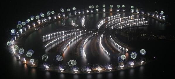 elmundoes's tweet photo. Una pirotecnia de Guinness. El mayor espectáculo de fuegos artificiales del mundo en Dubai http://t.co/I2aDkUdMiM http://t.co/DJNmVi0DZ7