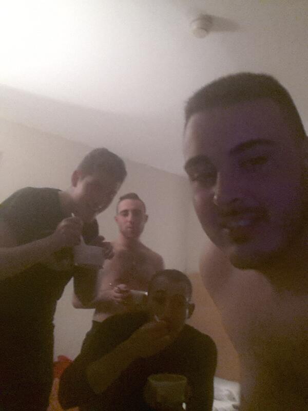 morcillopasillo's tweet photo. Recuperando fuerzasss en el hotell con el comando haribooo huuu haaaaa replay http://t.co/C0xMLTJR7G