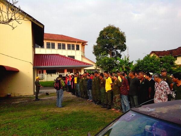 asrulriza's tweet photo. PPJR @abassaud  sedang mmbri taklimat sblum mmulakn program gotong royong. @KP_RELA @PRNKELANTAN  @relapasirmas http://t.co/ekoqwBv4Ek