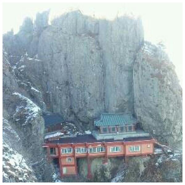 오늘아침 금오산길은
열반하신 큰스님과 다녀왔다.

※사진에 있는 사찰이 금오산정상
약사암이고 성관큰스님께서
1월1일 돌연 열반하셨습니다.
삼가 명복을 빕니다.