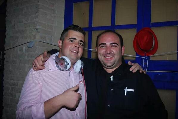 TonipadiCalvo's tweet photo. En cabina de @MeetingNight con @jose_gonzalezdj. Y @TonipadiCalvo , #liandolaparda http://t.co/lV8e09upoc