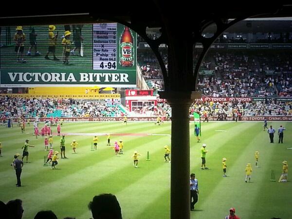 Suprafreak707's tweet image. I love how the half time "show" is little kiddies playing cricket with the big boys.. very cute! #SCG #Ashes2014