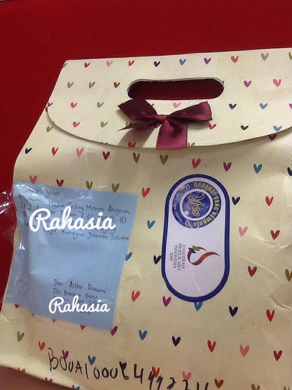 SahabatGrace's tweet photo. Dikirain mimin, ada yg kasi surprise buat mimin, ternyata kado buat @Graceyobel ^^ Makasih @AsthieRamdini24 :) http://t.co/7CTwc3rTjY