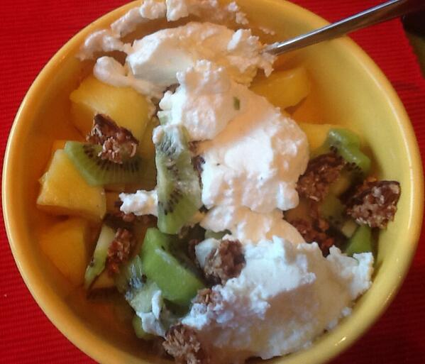 SWsmiffy's tweet image. Syn free brekkie: pineapple, kiwi, chopped up Alpen light bar (1/2 a HeB) &amp;amp;Total 0% fat Greek yoghurt #slimmingworld