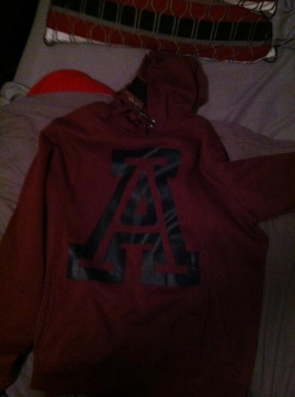 tyler_locatelli's tweet image. s/o to @marley516 for buying me a new sweatshirt ☺️☺️ #bestsister #AForAlpha